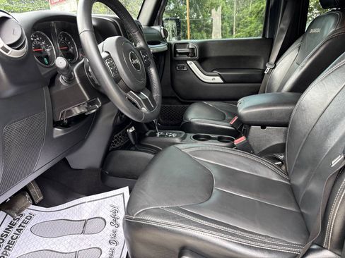 Used 2017 Jeep Wrangler Unlimited Sahara w/ Connectivity Group AWD/4WD image 5