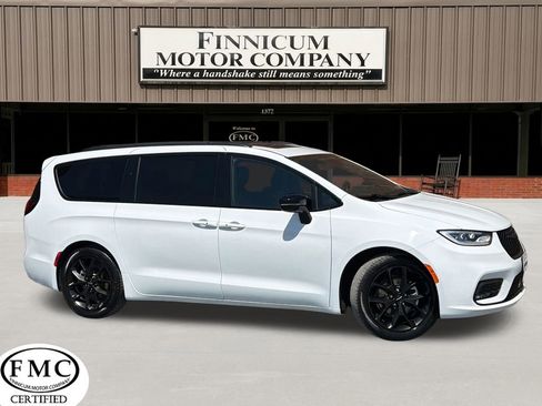 Used 2025 Chrysler Pacifica Limited image 1