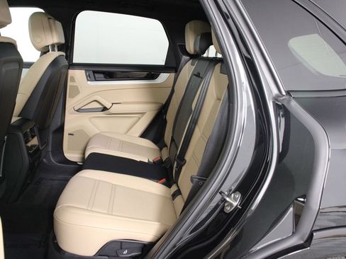 Certified 2025 Porsche Cayenne S AWD/4WD image 33