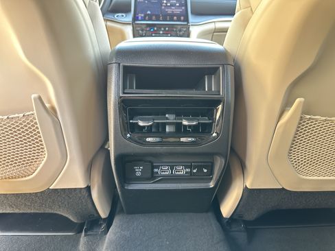 Used 2023 Jeep Grand Cherokee Limited w/ Luxury Tech Group II AWD/4WD image 32