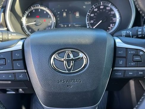 Certified 2024 Toyota Highlander XLE image 11