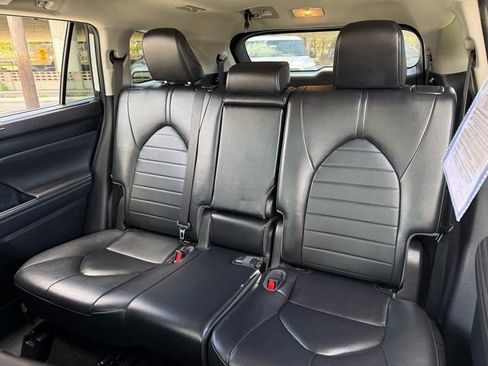 Certified 2023 Toyota Highlander XLE image 29