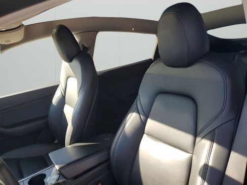 Used 2021 Tesla Model Y Long Range image 25