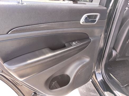Used 2018 Jeep Grand Cherokee Altitude AWD/4WD image 38