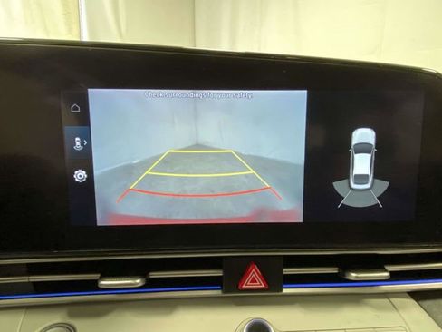 Used 2022 Hyundai Elantra Limited image 16