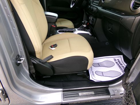 Used 2020 Jeep Wrangler Unlimited Sahara image 23