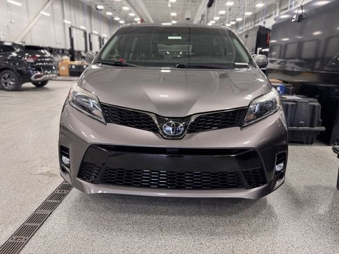 Used 2019 Toyota Sienna SE image 33
