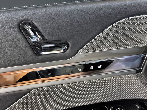 Used 2024 BMW 760i xDrive w/ Executive Package image 23