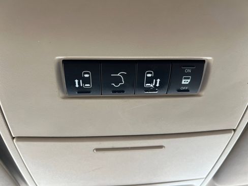 Used 2015 Chrysler Town & Country Touring image 27