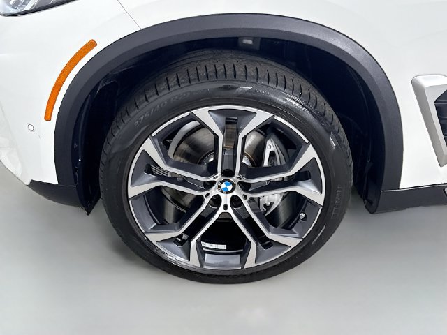 Used 2024 BMW X5 xDrive40i w/ Parking Assistance Package AWD/4WD image 37
