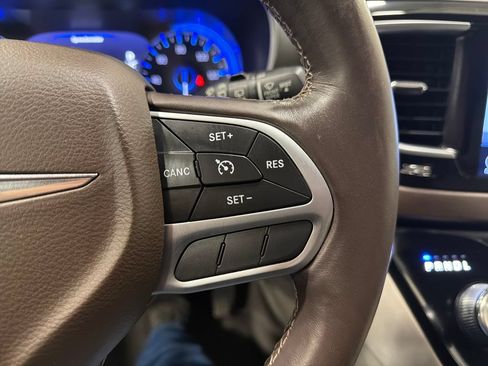 Used 2017 Chrysler Pacifica Touring-L Plus w/ Tire & Wheel Group FWD image 14