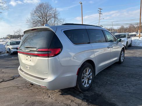 Used 2022 Chrysler Pacifica Touring-L image 5