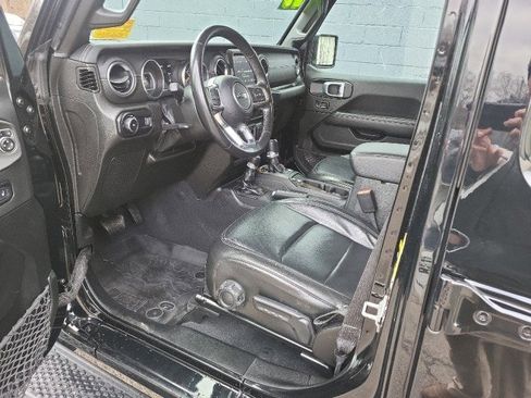 Used 2023 Jeep Wrangler Unlimited Sahara w/ Cold Weather Group AWD/4WD image 9