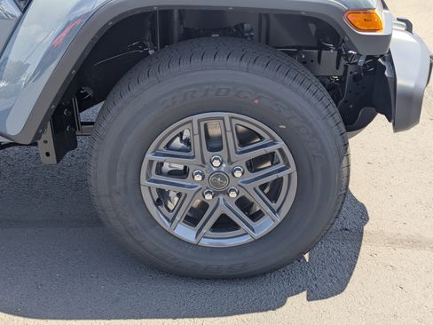 Used 2025 Jeep Gladiator Sport image 9