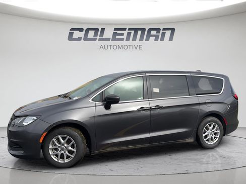 Used 2023 Chrysler Voyager LX FWD image 2