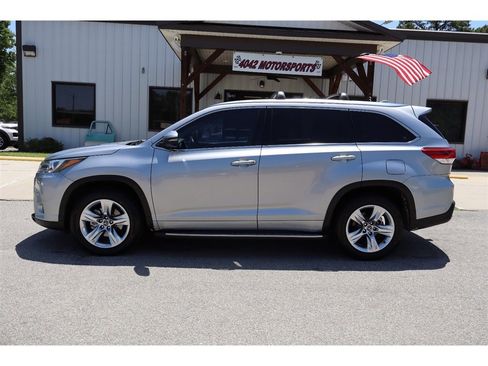 Used 2017 Toyota Highlander FWD V6 image 2