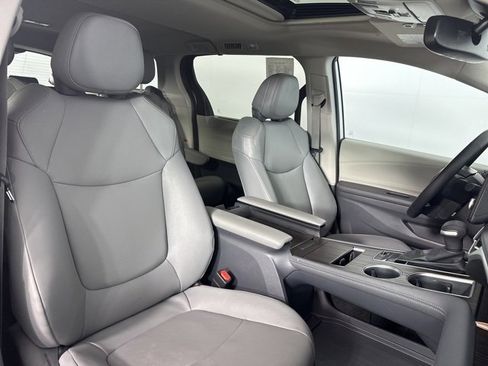 Used 2023 Toyota Sienna XLE image 26