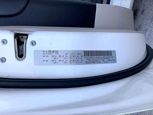 Used 2019 Chrysler Pacifica Limited image 34