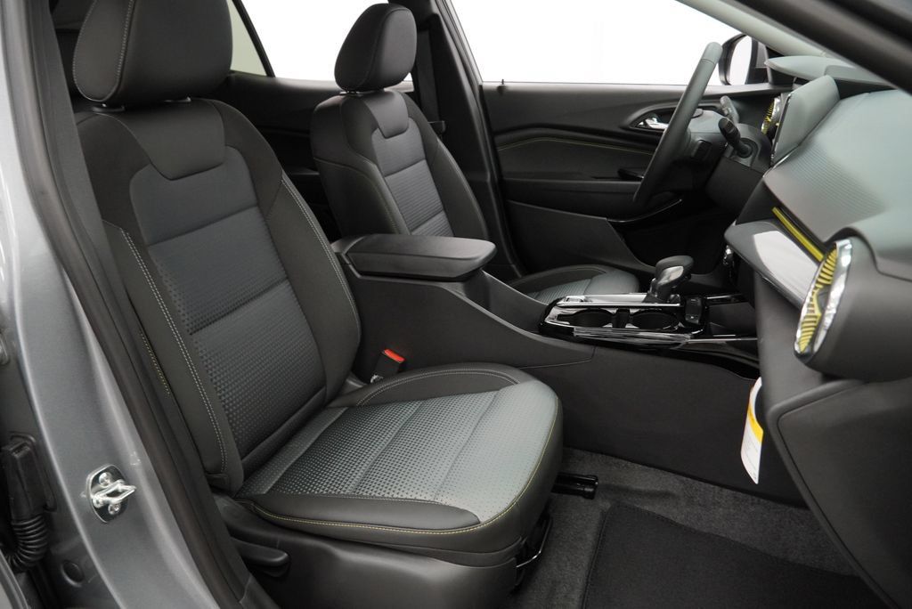 New 2026 Chevrolet Trax LT w/ Driver Confidence Package FWD image 28