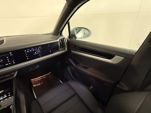 Certified 2025 Porsche Cayenne image 23