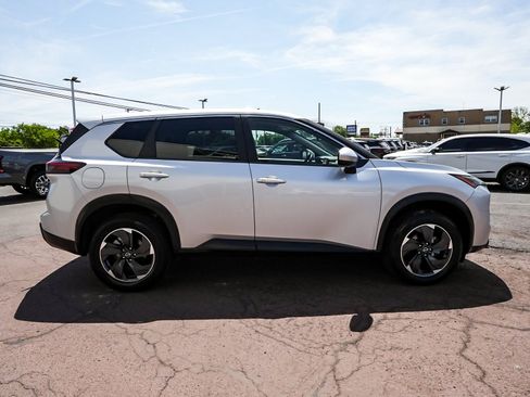 Used 2024 Nissan Rogue SV AWD/4WD image 7