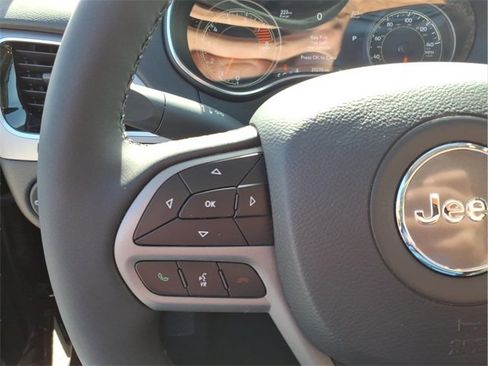 Used 2022 Jeep Cherokee Limited image 14