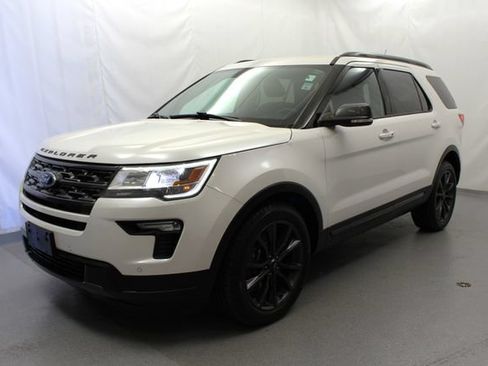 Used 2018 Ford Explorer XLT w/ Equipment Group 202A FWD image 5