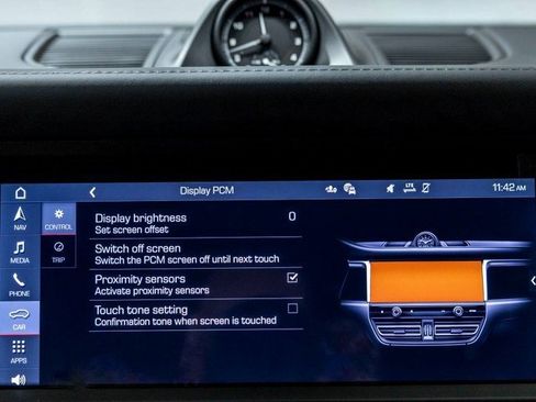 Used 2025 Porsche Macan image 33