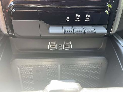 Used 2025 RAM 1500 Big Horn AWD/4WD image 32