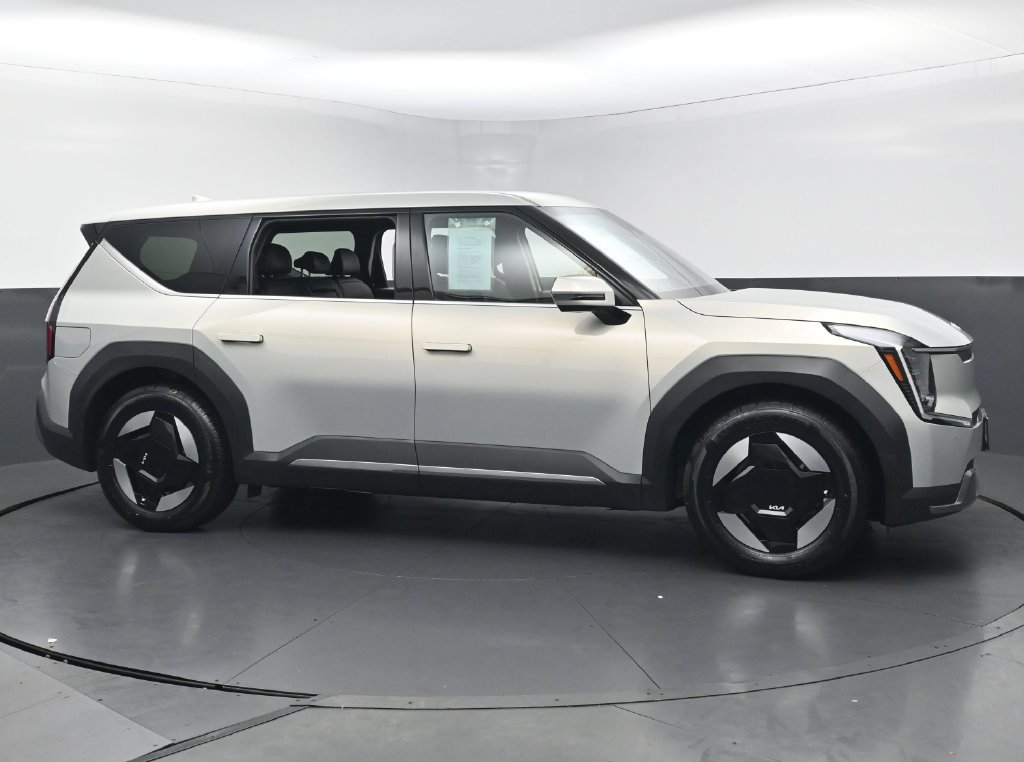 Used 2024 Kia EV9 Light RWD image 6