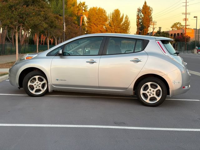 Used 2015 Nissan Leaf SV w/ Premium Package FWD image 9