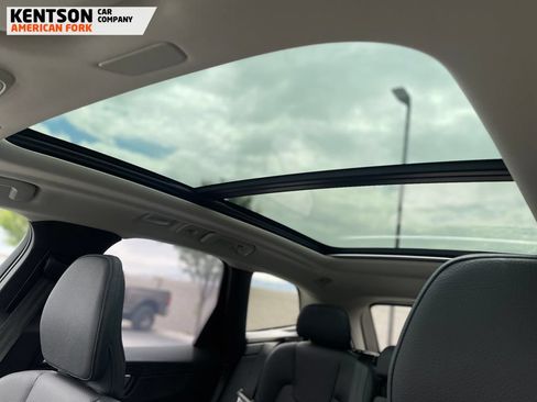Used 2025 Volvo XC60 B5 Plus AWD/4WD image 31
