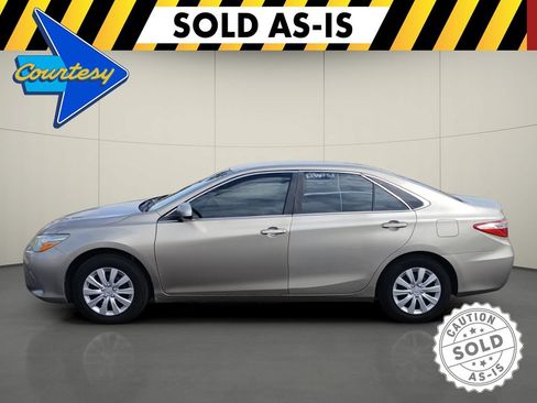 Used 2017 Toyota Camry LE FWD image 4