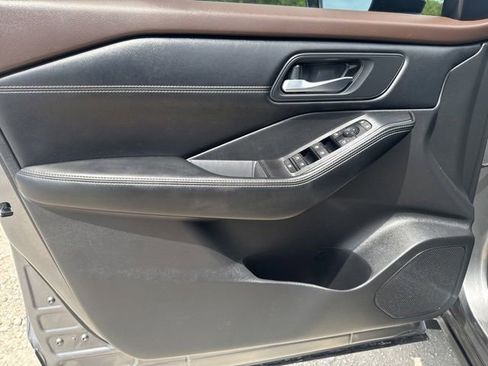 Used 2023 Nissan Rogue SV w/ SV Premium B Package FWD image 18