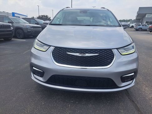 Used 2021 Chrysler Pacifica Touring-L FWD image 9