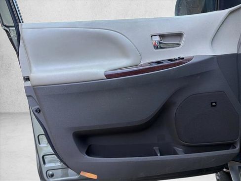 Used 2011 Toyota Sienna XLE w/ Premium Pkg FWD image 10