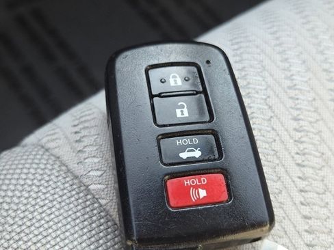 Used 2017 Toyota Camry LE image 33