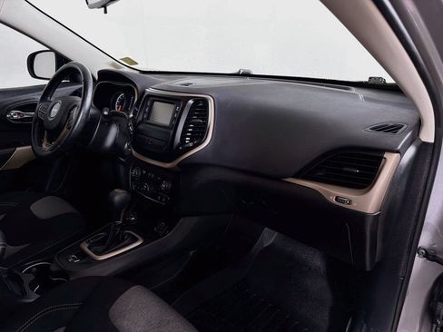 Used 2018 Jeep Cherokee Latitude w/ Cold Weather Group AWD/4WD image 25