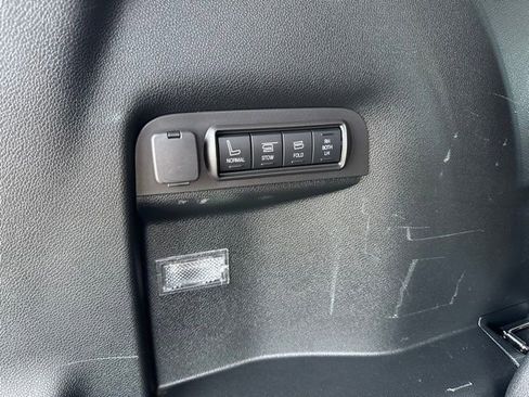 Used 2019 Ford Explorer Platinum image 28