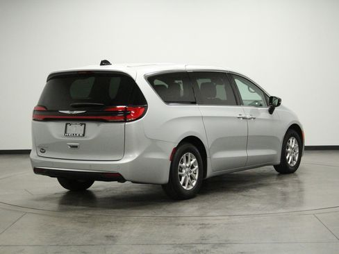 Used 2024 Chrysler Pacifica Touring-L FWD image 8