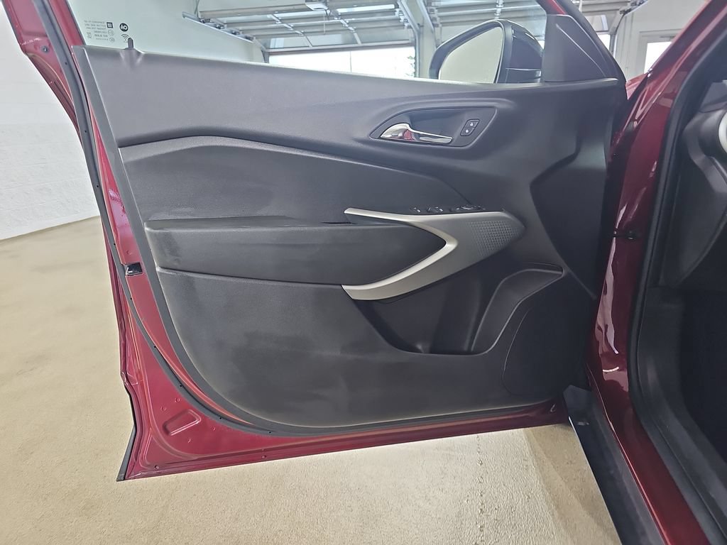 Certified 2024 Chevrolet Trax RS FWD image 31