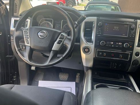 Used 2018 Nissan Titan SV w/ SV Convenience Package RWD image 11
