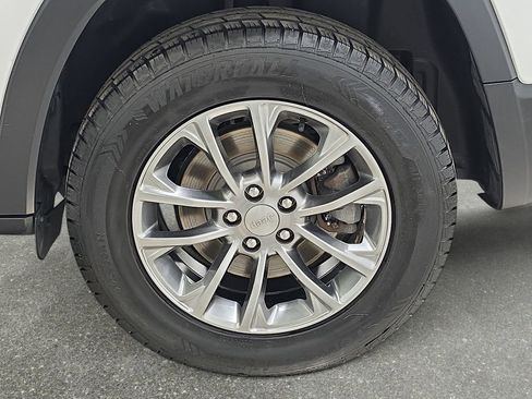 Used 2019 Jeep Cherokee Latitude Plus w/ Comfort/Convenience Group image 32