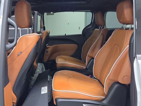 New 2026 Chrysler Pacifica Pinnacle image 6