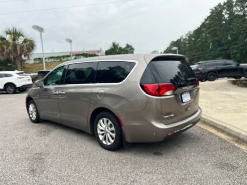 Used 2018 Chrysler Pacifica Touring Plus FWD image 41
