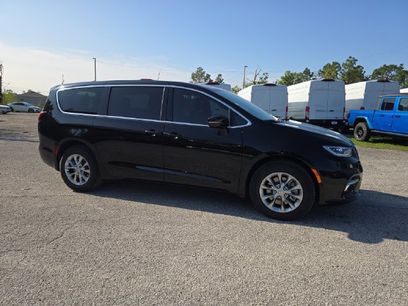 New 2026 Chrysler Pacifica Limited w/ Trailer Tow Group