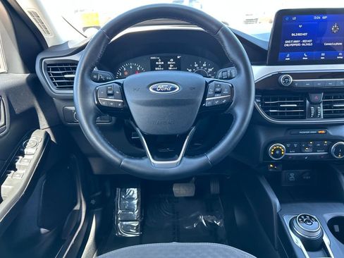 Used 2022 Ford Escape SE w/ SE Sport Appearance Package image 9