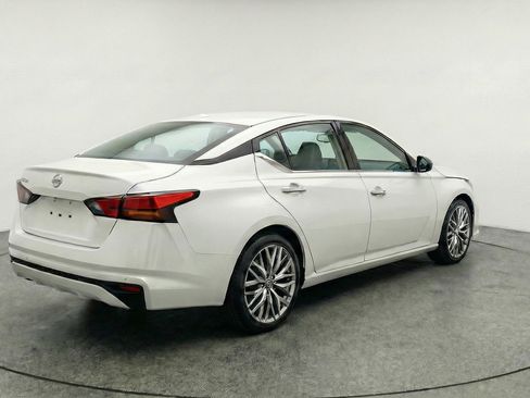 Used 2025 Nissan Altima 2.5 SV FWD image 9