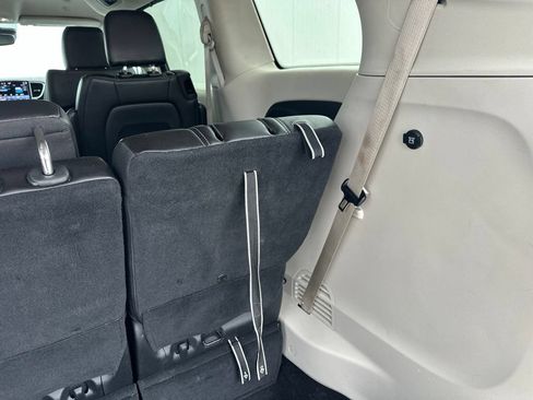 Used 2023 Chrysler Pacifica Touring-L FWD image 23