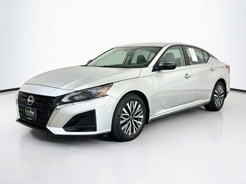 Used 2024 Nissan Altima 2.5 SV FWD image 3